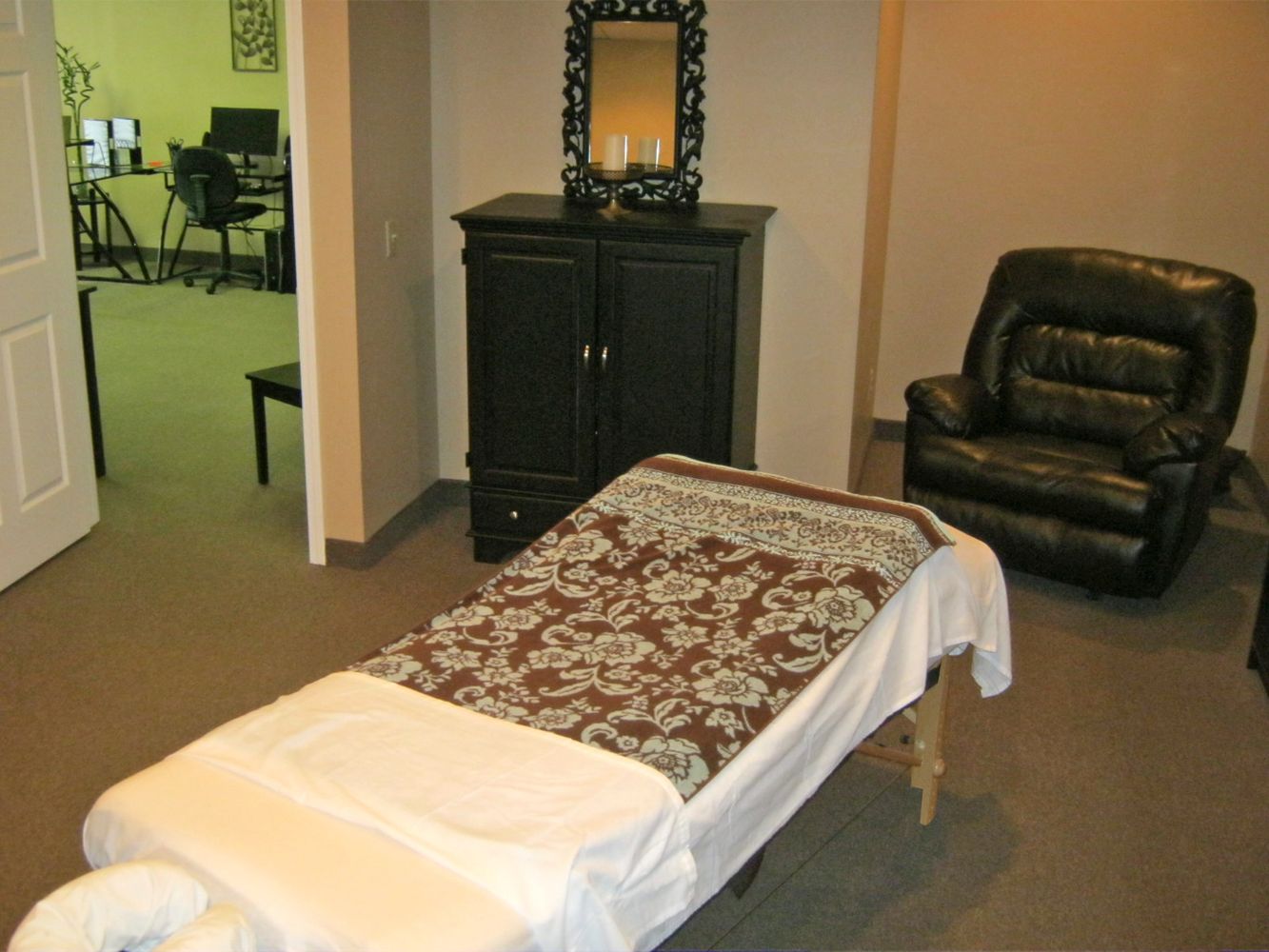 Suite C, Side Center